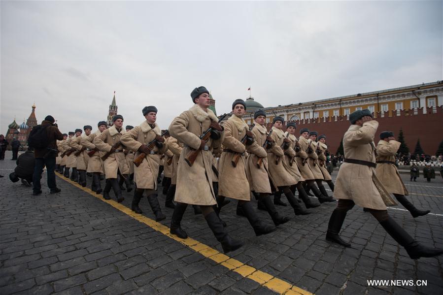 Russie : défilé militaire sur la place Rouge de Moscou