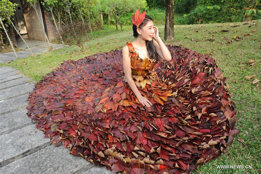 Un mannequin présente une robe réalisée en feuilles 