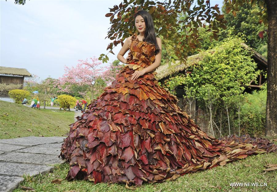 Un mannequin présente une robe réalisée en feuilles 