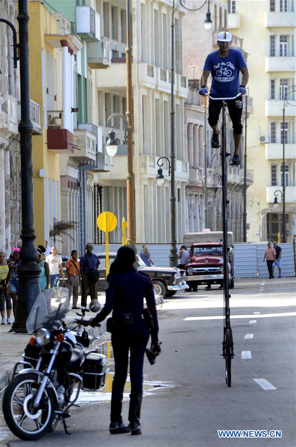 Vélo géant à La Havane