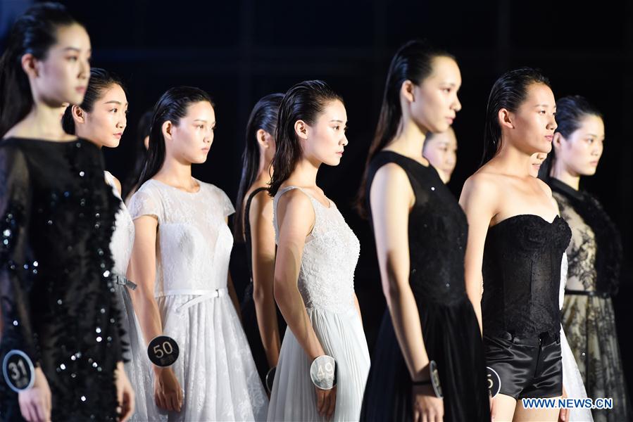 Chine : concours de mannequins à Sanya
