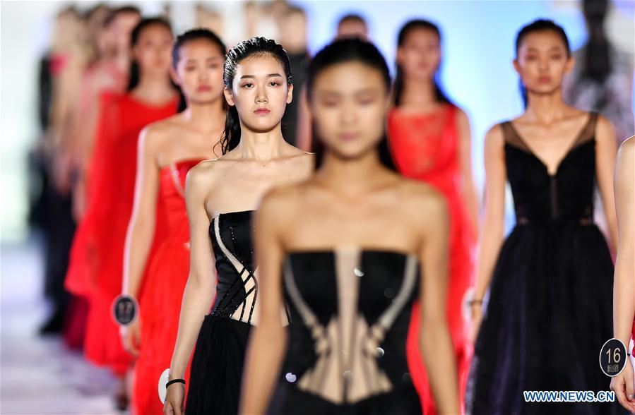 Chine : concours de mannequins à Sanya