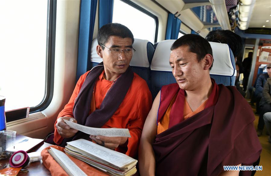 Chine : passagers dans un train au Tibet