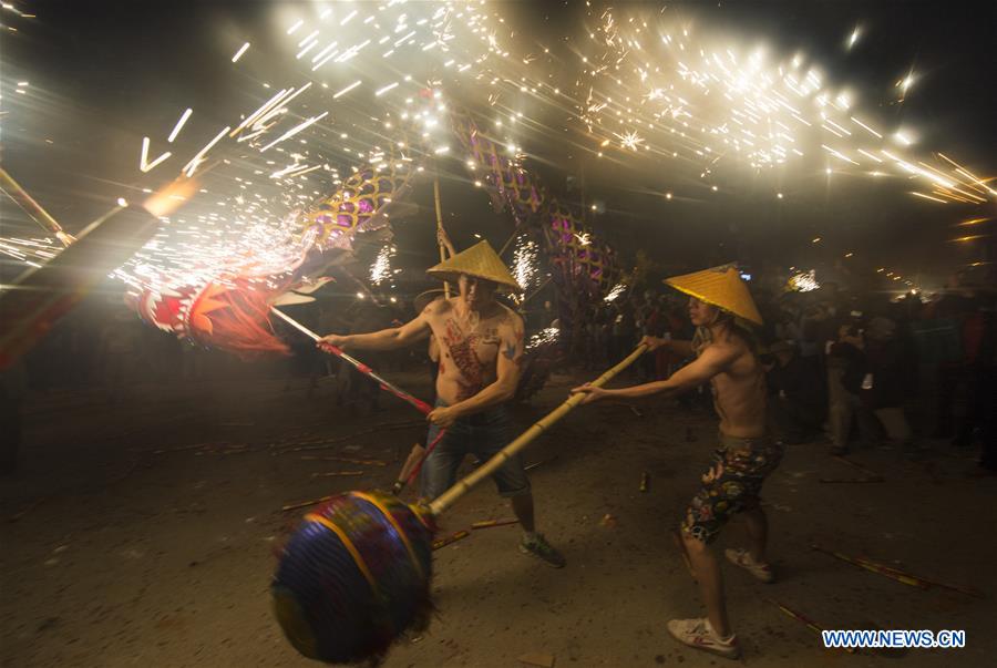 Chine : danse du dragon de feu au Guangxi