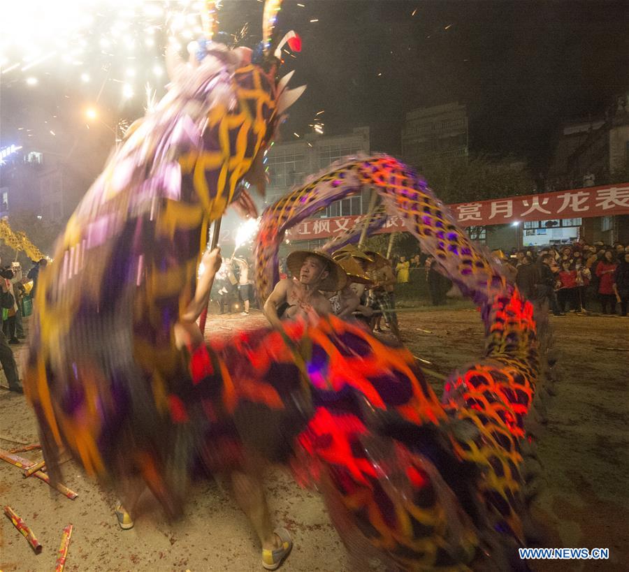 Chine : danse du dragon de feu au Guangxi