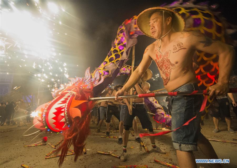 Chine : danse du dragon de feu au Guangxi