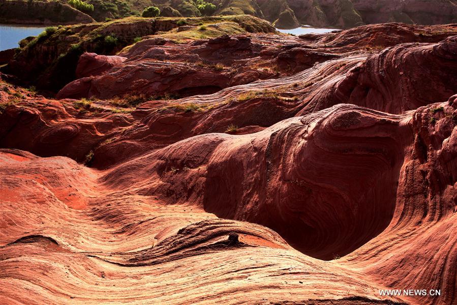 Chine : paysage du relief Danxia au Shaanxi