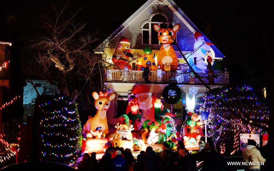 Etats-Unis : lumières et décorations de Noël à Brooklyn 