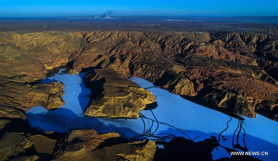 Chine : relief alpin Danxia dans le Shaanxi