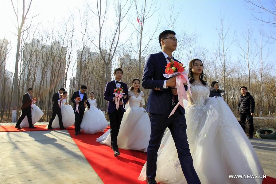 Chine : cérémonie de mariage de groupe à Yinchuan