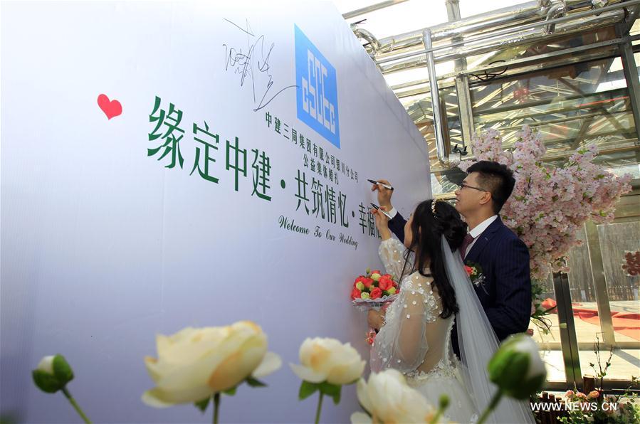 Chine : cérémonie de mariage de groupe à Yinchuan