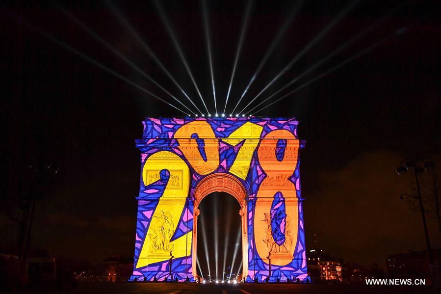 （国际）（2）巴黎凯旋门“换装”迎新年