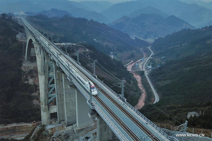 Chine : pont sur la rivière Yelang au Guizhou
