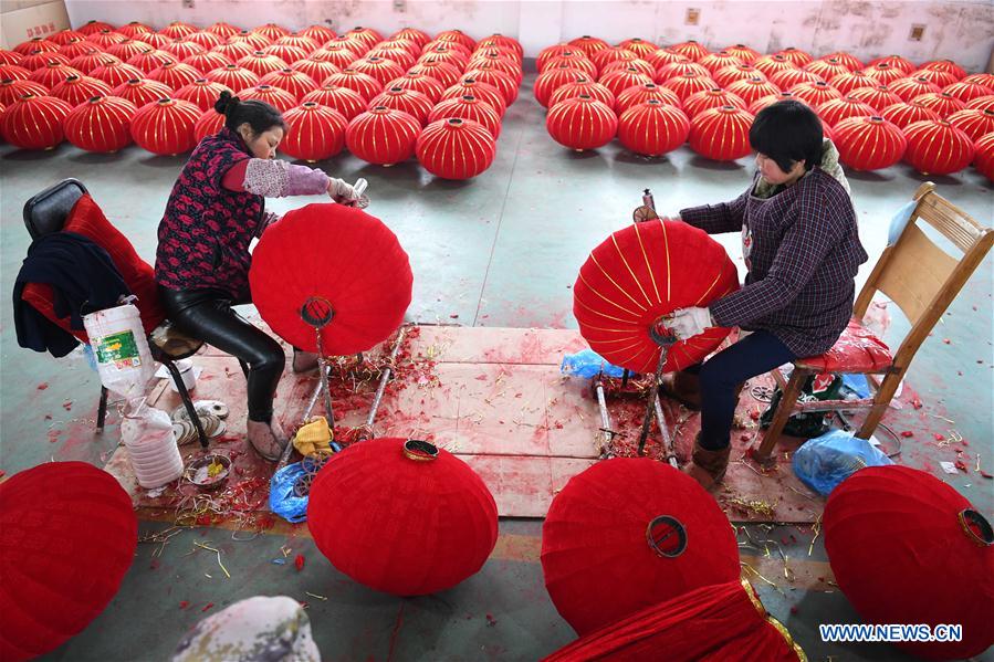 Chine : fabrication de lanternes rouges à l'approche de la fête du Printemps