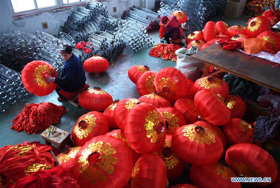 Chine : fabrication de lanternes rouges à l'approche de la fête du Printemps