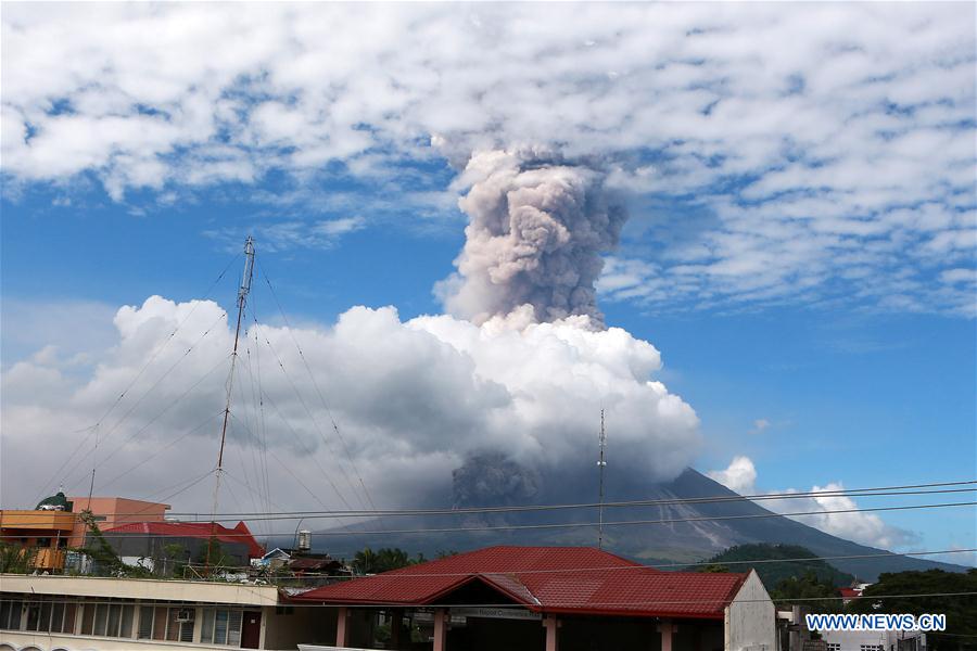 Philippines : éruption du volcan du Mont Mayon 