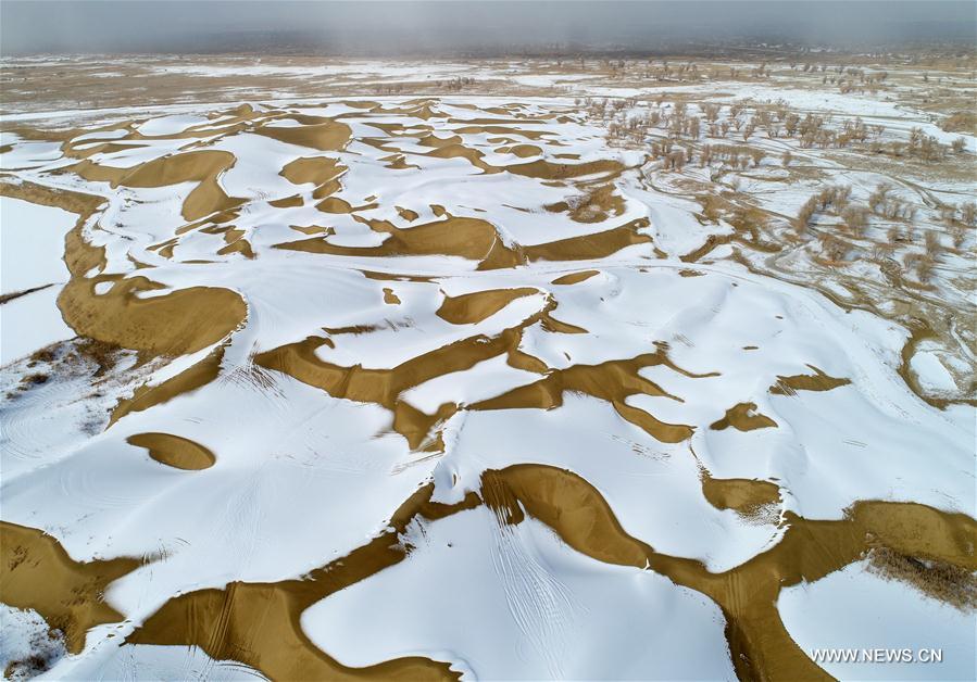 Chine : paysage enneigé du désert du Taklimakan