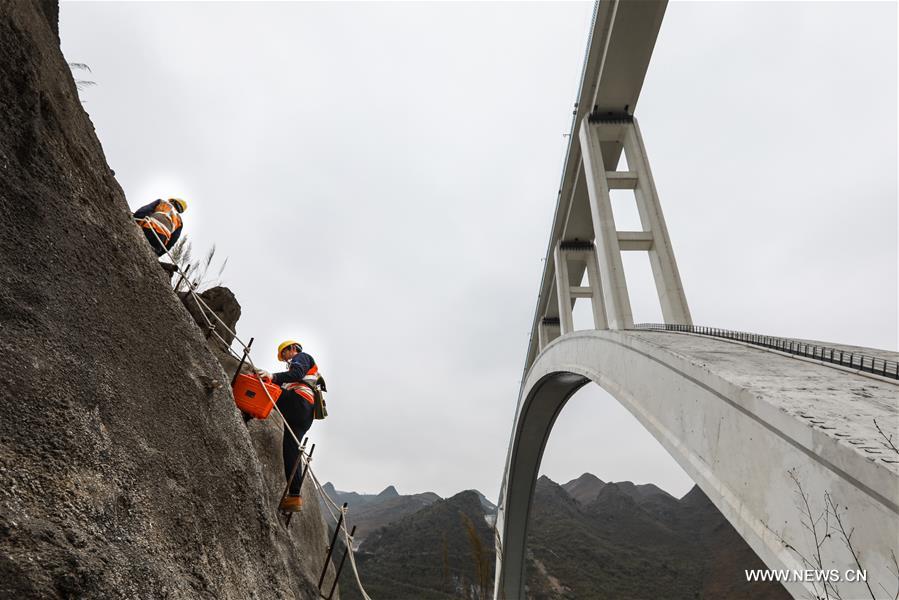 Chine : entretien d'un pont au Guizhou
