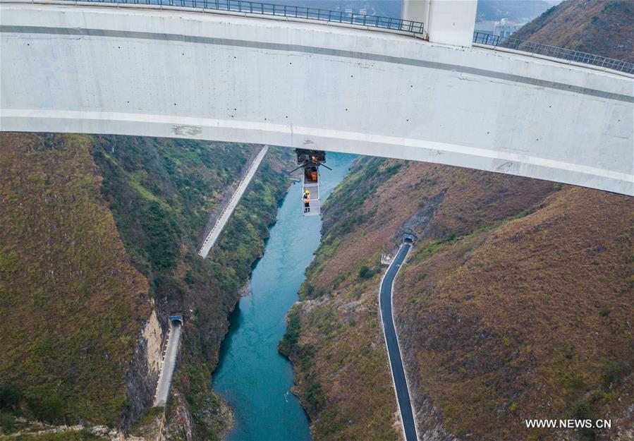 Chine : entretien d'un pont au Guizhou