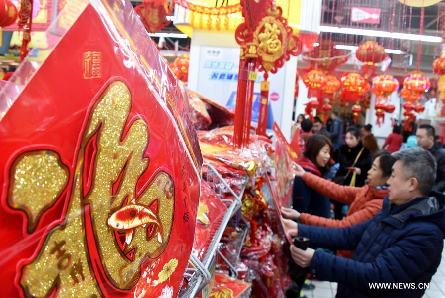 Les gens achètent des décorations pour le Nouvel An chinois