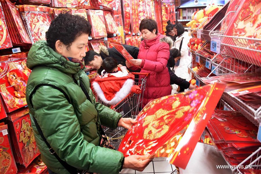 Les gens achètent des décorations pour le Nouvel An chinois