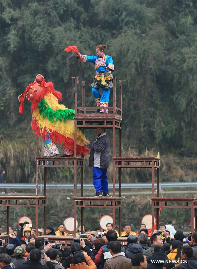 Chine : danse du lion dans le Hunan