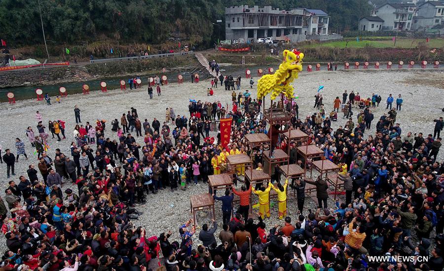 Chine : danse du lion dans le Hunan