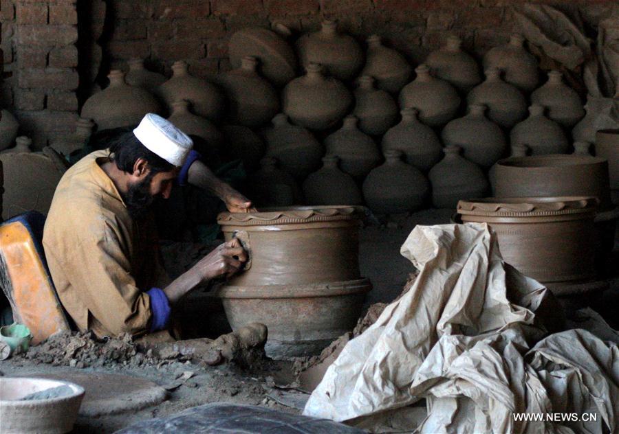 Pakistan : fabrication de poteries à Peshawar