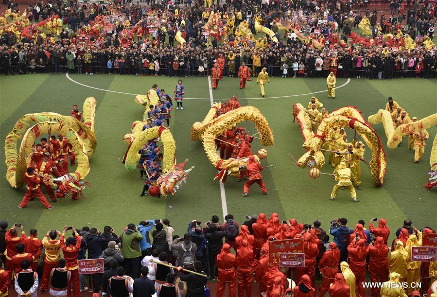 Chine : danse du dragon au Guizhou