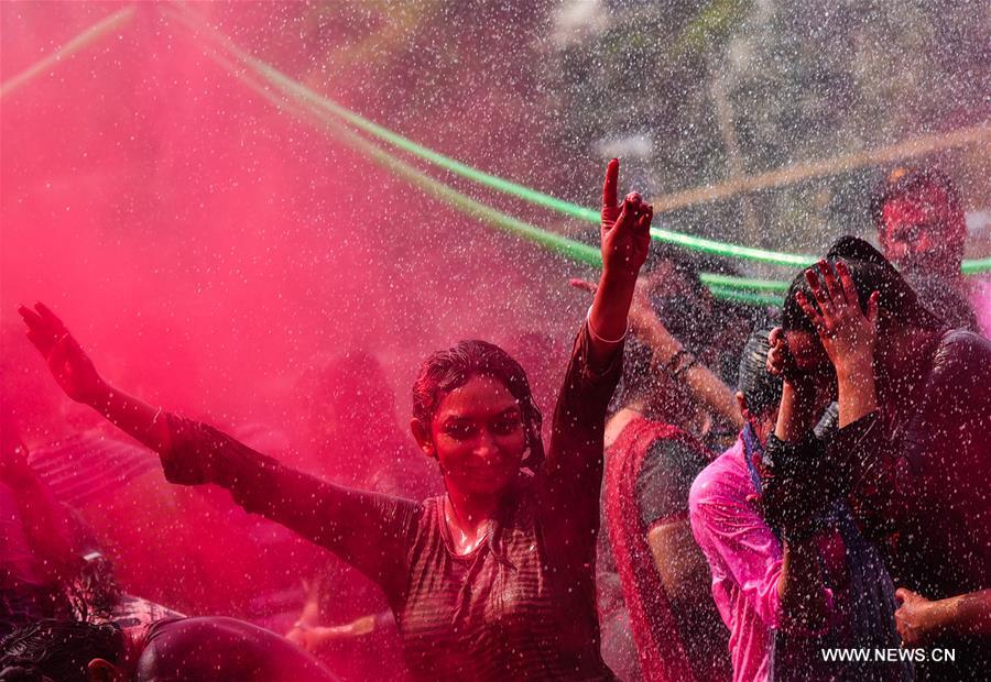 Célébration du festival des couleurs en Inde