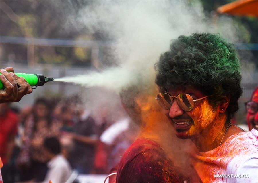 Célébration du festival des couleurs en Inde