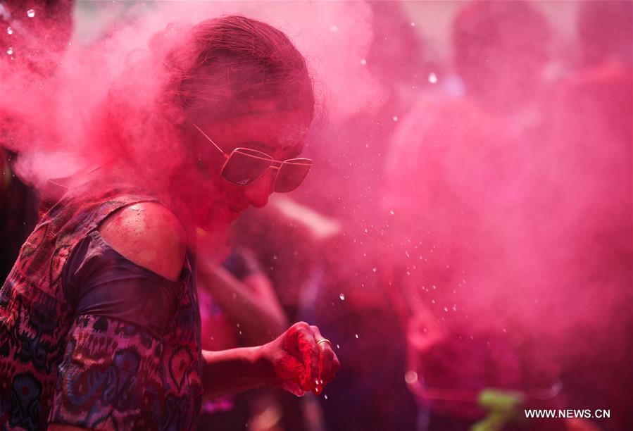 Célébration du festival des couleurs en Inde