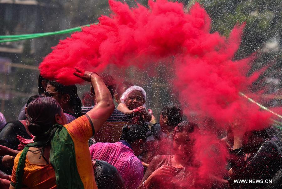 Célébration du festival des couleurs en Inde