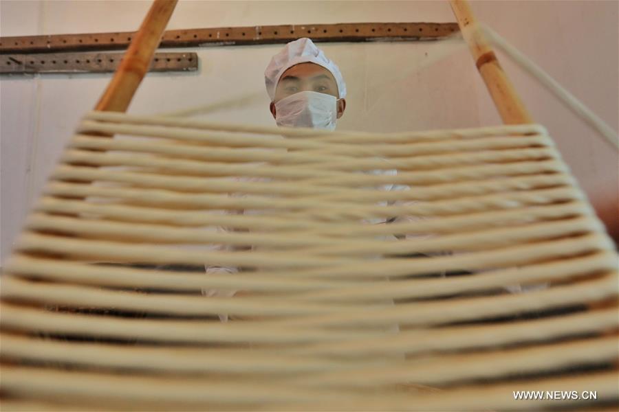 Chine : fabrication des nouilles traditionnelles de Suiyang