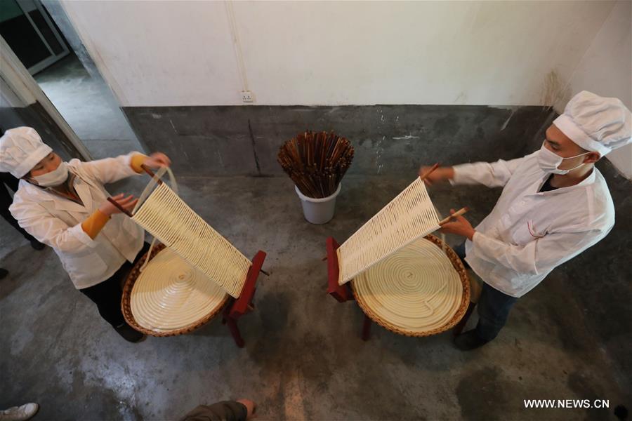 Chine : fabrication des nouilles traditionnelles de Suiyang