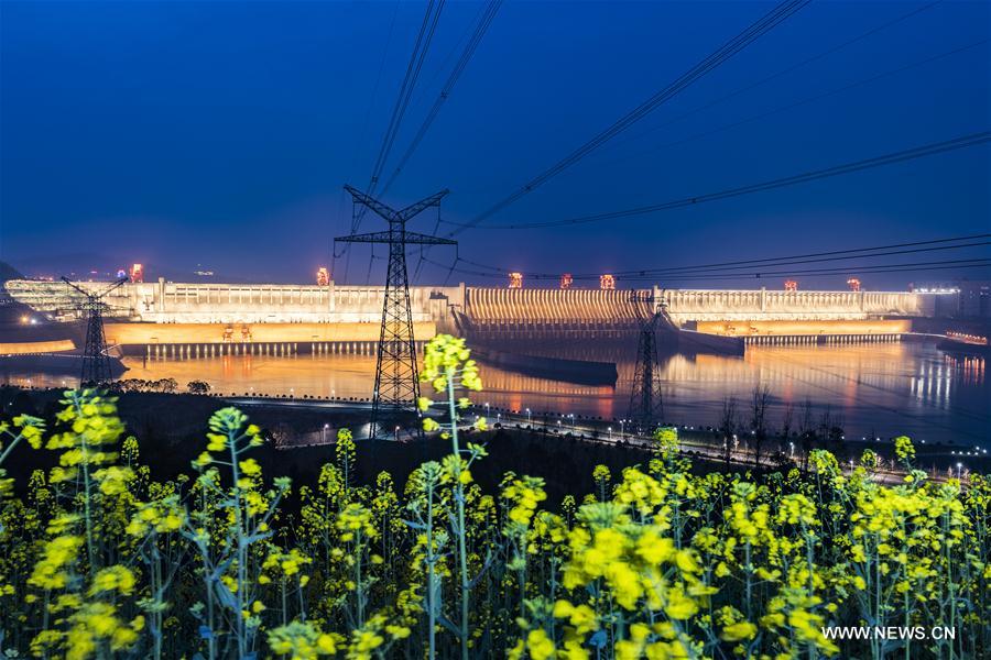 Chine : paysage nocturne du projet des Trois Gorges 