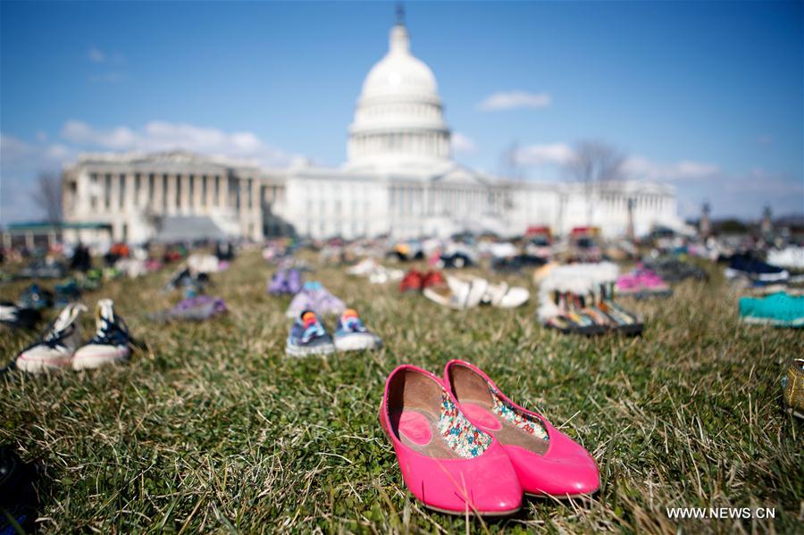 Etats-Unis : des chaussures devant le Congrès pour protester contre les fusillades  dans les écoles 