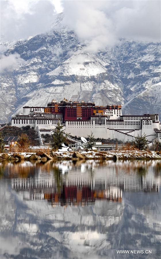 Chine : paysage enneigé du palais du Potala à Lhassa