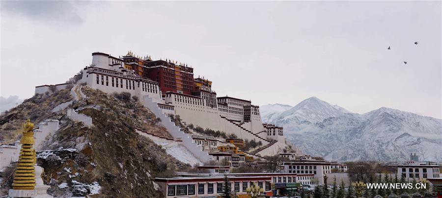 Chine : paysage enneigé du palais du Potala à Lhassa