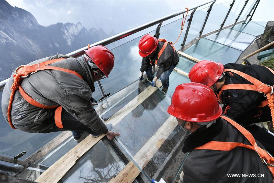 Chine : entretien d'un pont suspendu en verre à Zhangjiajie