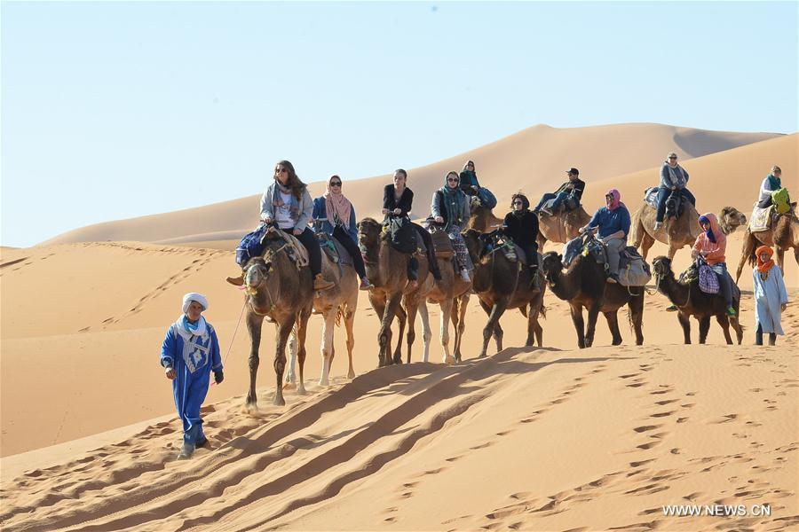 Maroc : tourisme dans un village de style saharien