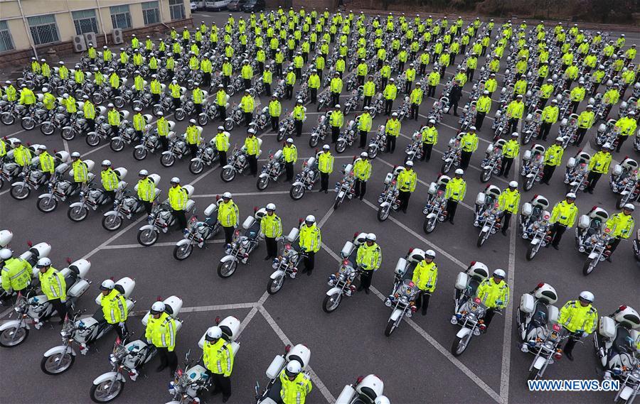 Shandong : les policiers de la circulation conduisent leurs nouvelles motos