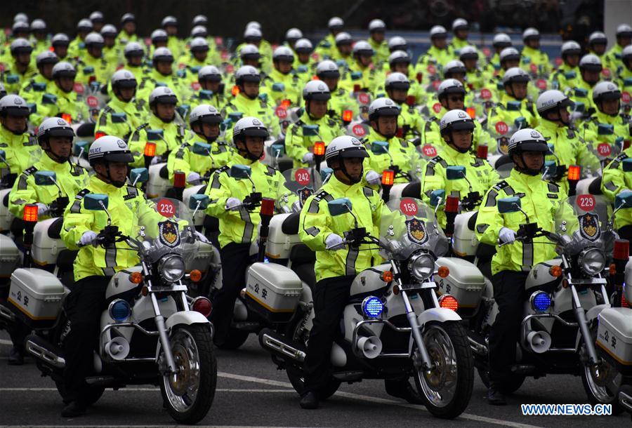 Shandong : les policiers de la circulation conduisent leurs nouvelles motos