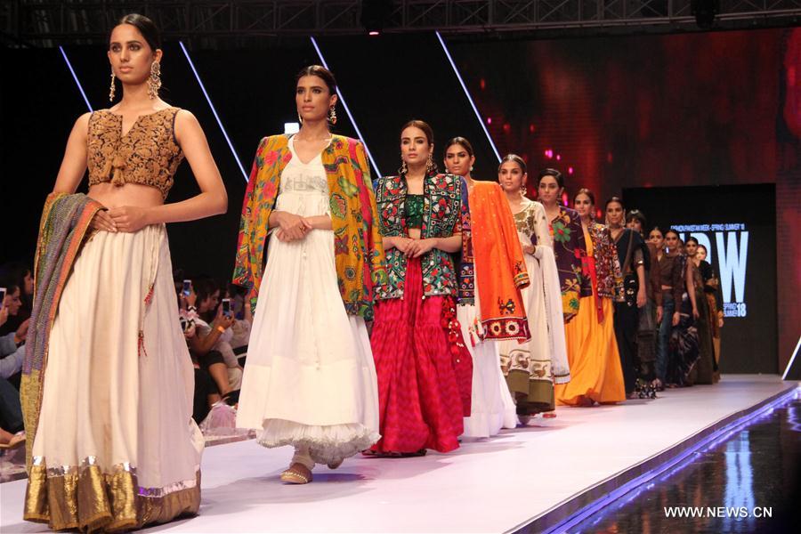 Pakistan : défilé de mode à Karachi