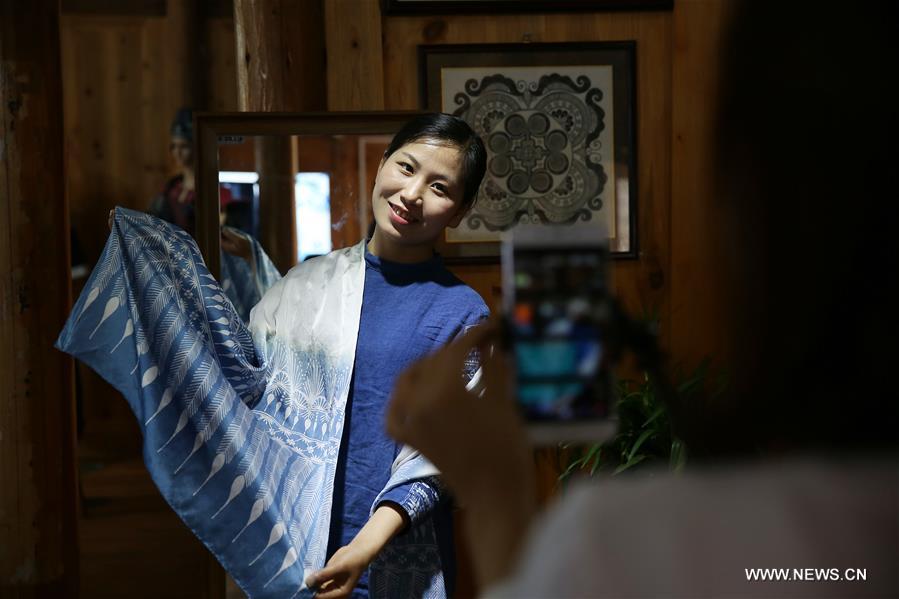 Chine : commerce de produits batik du Guizhou