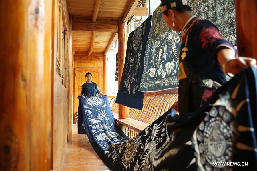 Chine : commerce de produits batik du Guizhou