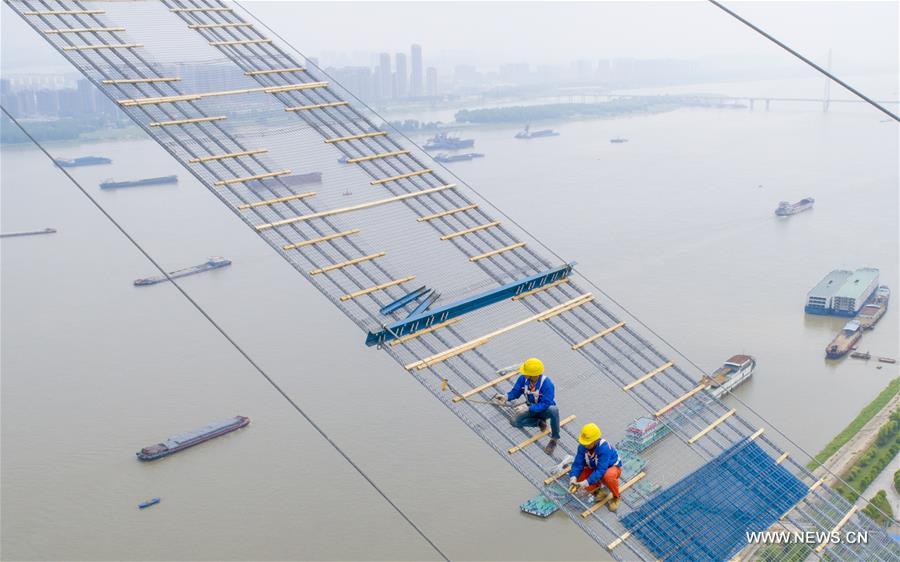 Chine : construction d'un pont à Wuhan