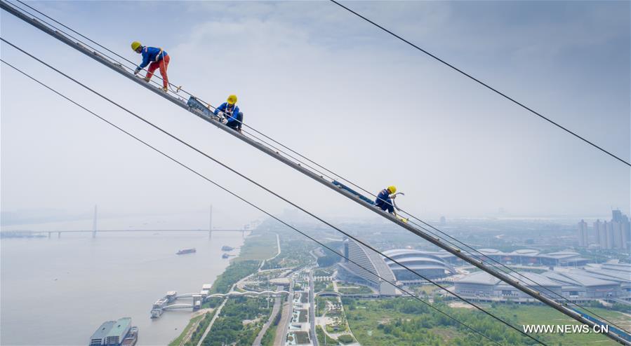 Chine : construction d'un pont à Wuhan