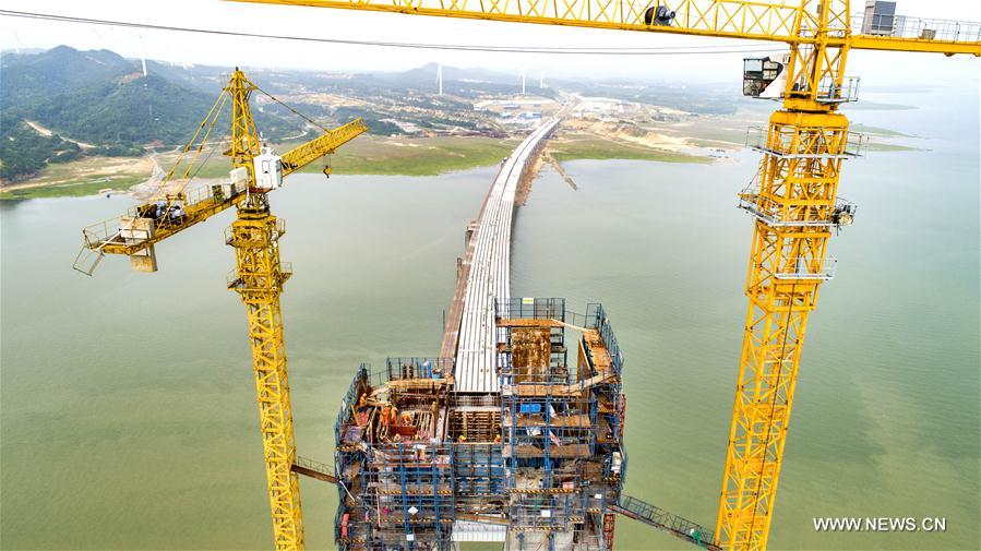 Chine : construction d'un pont enjambant le lac Poyang