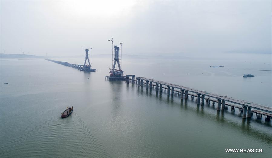 Chine : construction d'un pont enjambant le lac Poyang